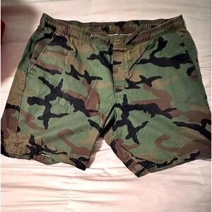 Mens worn gap camouflage colorway shorts